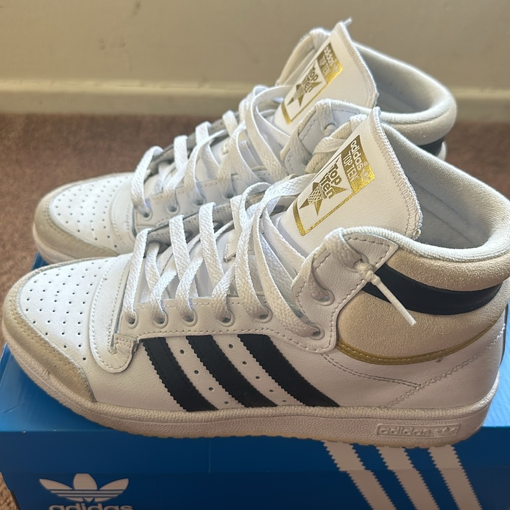 Adidas top ten J size 7  ( women size 8.5 )